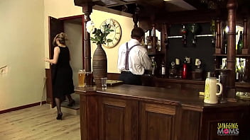 O barman agrada seu cliente milf, dando-lhe um novo coquetel no menu seu pau grande