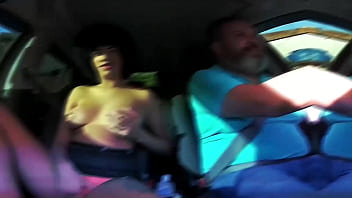 Keron Freese hace su primera aparición desnuda en la calle en su automóvil