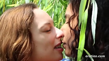 Ersties: горячие и сексуальные лесбийские поцелуи, подборка