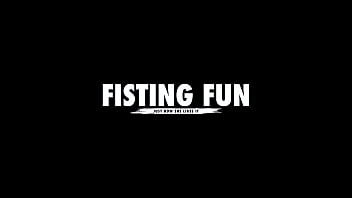 Fisting-Spaß für Fortgeschrittene, Alicia Trece & Stacy Bloom, Anal-Fisting, Big Gapes, Gapefarts, echter Orgasmus FF004