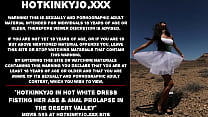 Hotkinkyjo im heißen weißen Kleid fisting ihren Arsch und Analprolaps im Wüstental