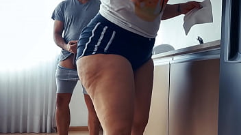 Mein fetter Arsch, Latina Made & Stiefmutter, trägt einen Tanga in der Küche