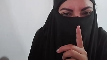 Настоящий возбужденный арабский халяль в черном никабе мастурбирует сквиртующую киску до оргазма и грешит против Аллаха