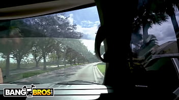 BANGBROS - Chico vestido como pavo le ofrece a Brooke Karter algo de relleno en el autobús Bang