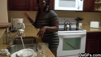 DAGFS - трах на кухне для этой чернокожей девушки с большой задницей