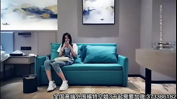 Джинсовый комбинезон Tanhua выглядит мило и красиво, флиртуя на диване, а затем играя на кровати, облизывая ее стройное тело и жестко возвращаясь