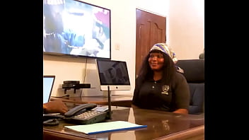 Vídeo vazado de um agente de emprego da faculdade transando com uma candidata a professora em seu escritório antes de dar o emprego, veja como ela esguicha por toda a mesa (assista ao vídeo completo no RED)