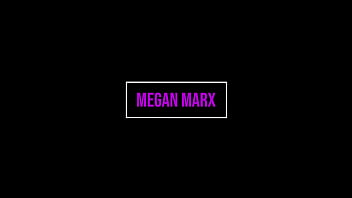 ExCoGi - 18 歳の小さなおっぱいの若い女性、ミーガン・マルクスはアナルを試してみたい!