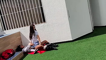 De jeunes étudiants ont des relations sexuelles sur la terrasse de l'école et sont filmés par une caméra de sécurité.
