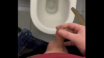 Ma bite éjacule dans les toilettes publiques en gros plan