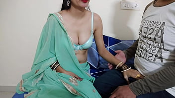 Die indische Desi Sara forderte ihren Devar auf, seinen Schwanz zu zeigen und sie mit indischem Rollenspiel in Hindi-Audio zu ficken