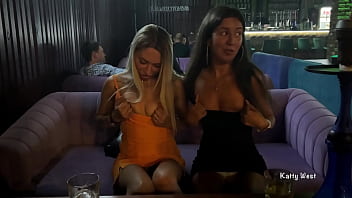 Mädchen ziehen das Höschen aus dem Restaurant aus - blinken in der Öffentlichkeit - Upskirt ohne Höschen