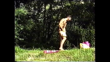 BluttBoy spaziert nackt am Fluss und masturbiert