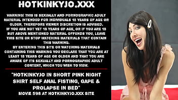 Hotkinkyjo en chemise de nuit rose courte auto fist anal, bouche bée et prolapsus au lit