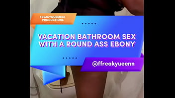 丸いお尻のエボニーとの休暇のバスルームセックス（XREDのフルビデオ）