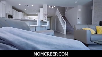 MomCreep - エミリー・アディソンの継母がソファでしゃぶってファック