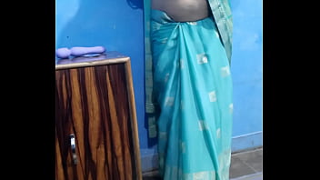 Sexy Bhabhi vergnügt sich mit Dildo in grünem Saree