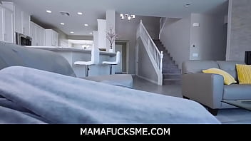 MamaFucksMe - 義理の息子は今度は彼のホットな角質の継母と性交する