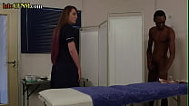 CFNM IR enfermeiras empurrão pau preto em 3some para amostra de gozada