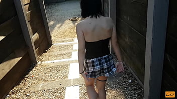 人々が歩き回っている間、女の子は公園でオナニーして絶頂します（フルビデオ）-無制限のオーガズム