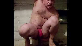Gay russo monta salsicha e consegue orgasmo anal!