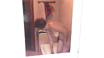 Подглядывание за голой Милф. Красивая голая женщина принимает душ, снаружи шпионит сосед парень.