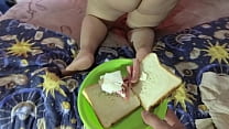 Mon esclave anal mange un délicieux sandwich préparé dans son trou du cul