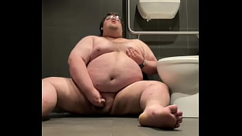 Chubby joue dans les toilettes publiques