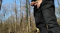 Jeune mec qui fait pipi dans les bois avec sa bite non coupée !