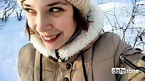 Zimowy spacer z dziewczyną i lodzik w parku