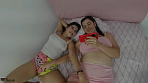 Meia-irmãs bissexuais ficam com tesão vendo vídeo lésbico HISTÓRIA COMPLETA