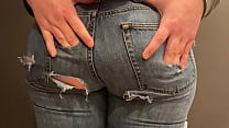 Palpeggiando il culo perfetto in jeans strappati