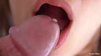 Ihre weichen, großen Lippen und ihre Zunge verursachen ihn abspritzen, Super-Nahaufnahme, Sperma im Mund