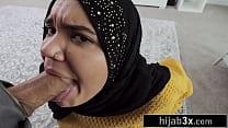 ヒジャブをかぶったホットな義理の妹がお金のために彼女の巨根の義理の兄弟と性交する (Naudi Nala)