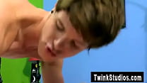 Sexy gay Timo Garrett está acaparando el baño con suprema