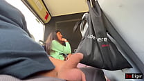 Una chica desconocida se masturbó y me chupó la polla en un autobús público lleno de gente
