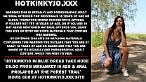Hotkinkyjo en robe bleue prend un énorme gode de mrhankey dans le cul et le prolapsus anal sur le sentier forestier