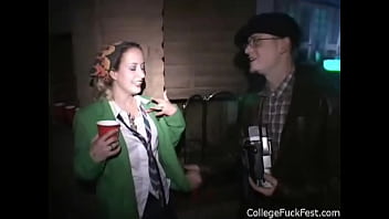 College-Girl wird während einer College-Fick-Fest-Party gefickt, während andere zusehen