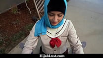 ホットなアラブのベイビーはポルノを見ていて、彼と一緒に行く準備ができていると感じています - HijabLust