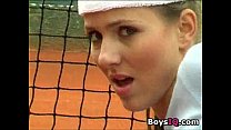 Chaude blonde taquiner sur le court de tennis - BoysIQ