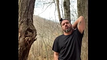 Hippie latino cachondo masturbándose afuera atrapado en el bosque