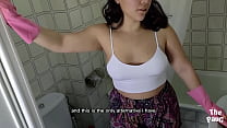 La femme de chambre latina Thepaug nettoie la salle de bain et la grosse bite de son patron