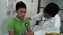 Médico gay seduz paciente ninfo asiática em sala médica