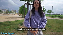Public Agent - eine schlanke, natürliche italienische Studentin benutzt ihre schönen Titten und ihren kleinen Arsch für schnelles Geld