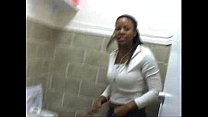 Quelques filles noires de ghetto pissant sur la toilette