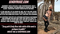 Sexy goth Sindy Rose prend un gode blanc anal et prolapsus en public