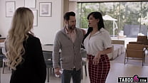 La agente inmobiliaria MILF Lilly Bell hace que su marido engañe a su esposa latina Mona Azar