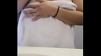 caméra cachée: fuite d'une vidéo maison d'une étudiante dans la salle de bain avec de gros seins.