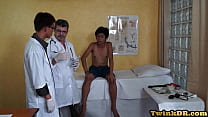 Médico gay asiático engasgado seduz paciente ninfomaníaca gêmea