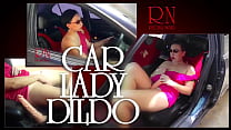 Дама мастурбирует в машине на парковке Дразнит клитор дилдо КОРОТКО